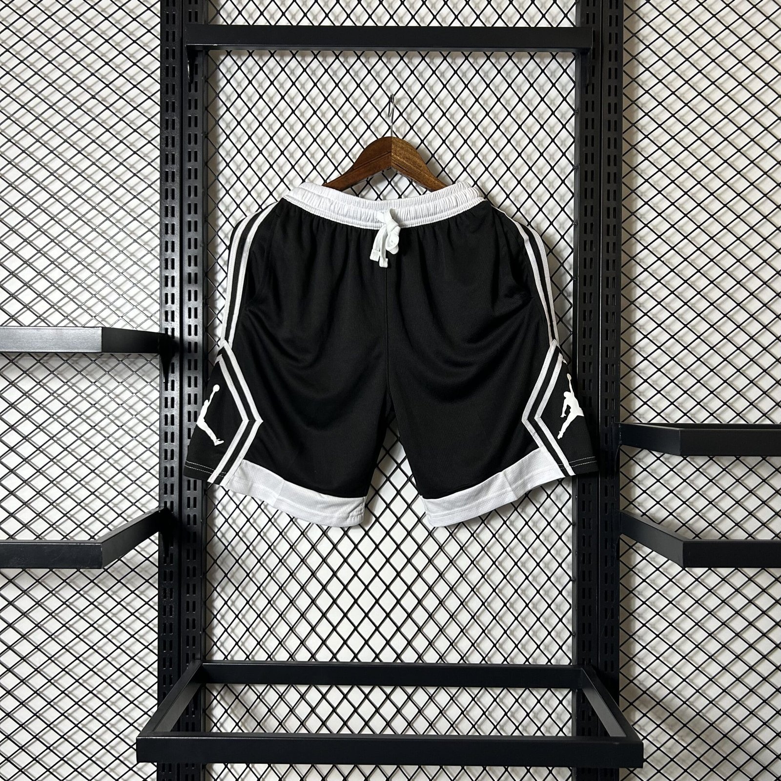 Bermudas Jordan Branca e Preta Masculina Dri-Fit Bermudas Jordan Branca e Preta Masculina Dri-Fit Bermudas Jordan Branca e Preta Masculina Dri-Fit