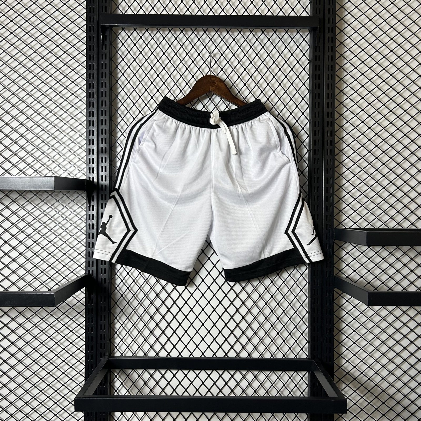 Bermudas Jordan Branca e Preta Masculina Dri-Fit Bermudas Jordan Branca e Preta Masculina Dri-Fit Bermudas Jordan Branca e Preta Masculina Dri-Fit