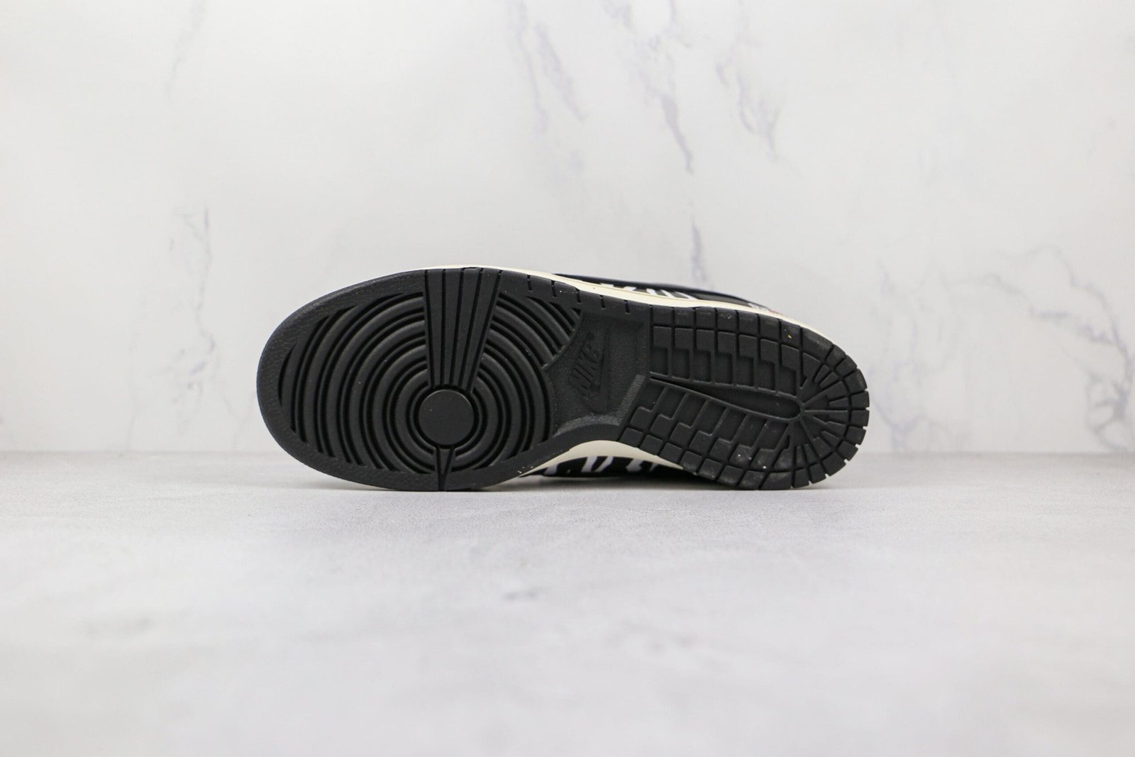 Nike SB Dunk Low Quartersnacks Zebra Nike SB Dunk Low Quartersnacks Zebra