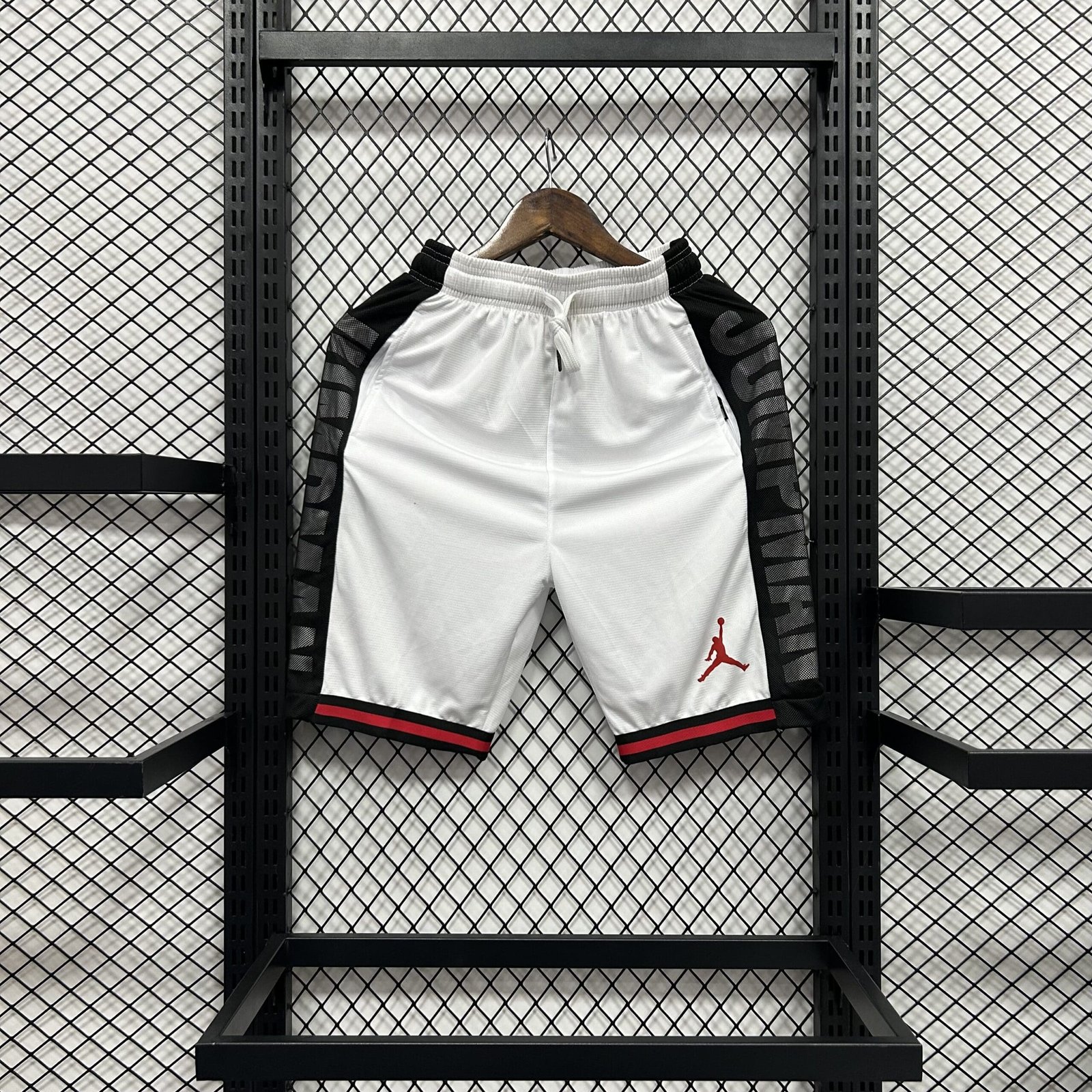 Bermudas do Jordan Branca e Preta Bermudas do Jordan Branca e Preta