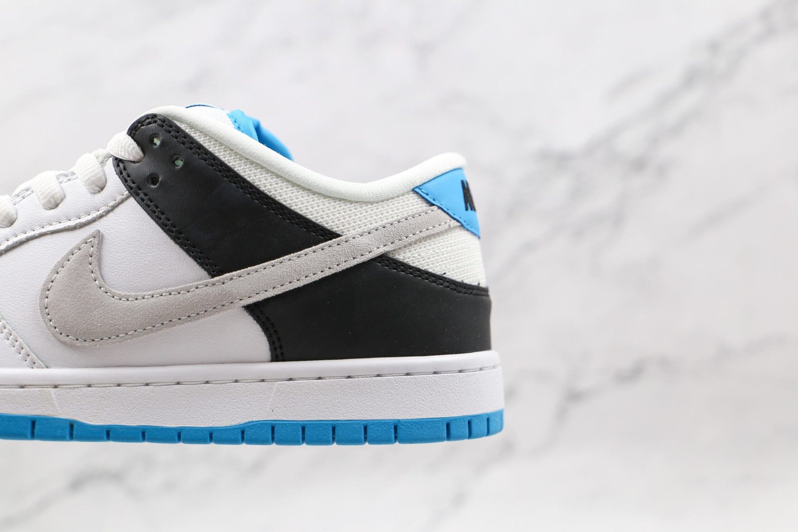 Nike SB Dunk Low Laser Blue Nike SB Dunk Low Laser Blue