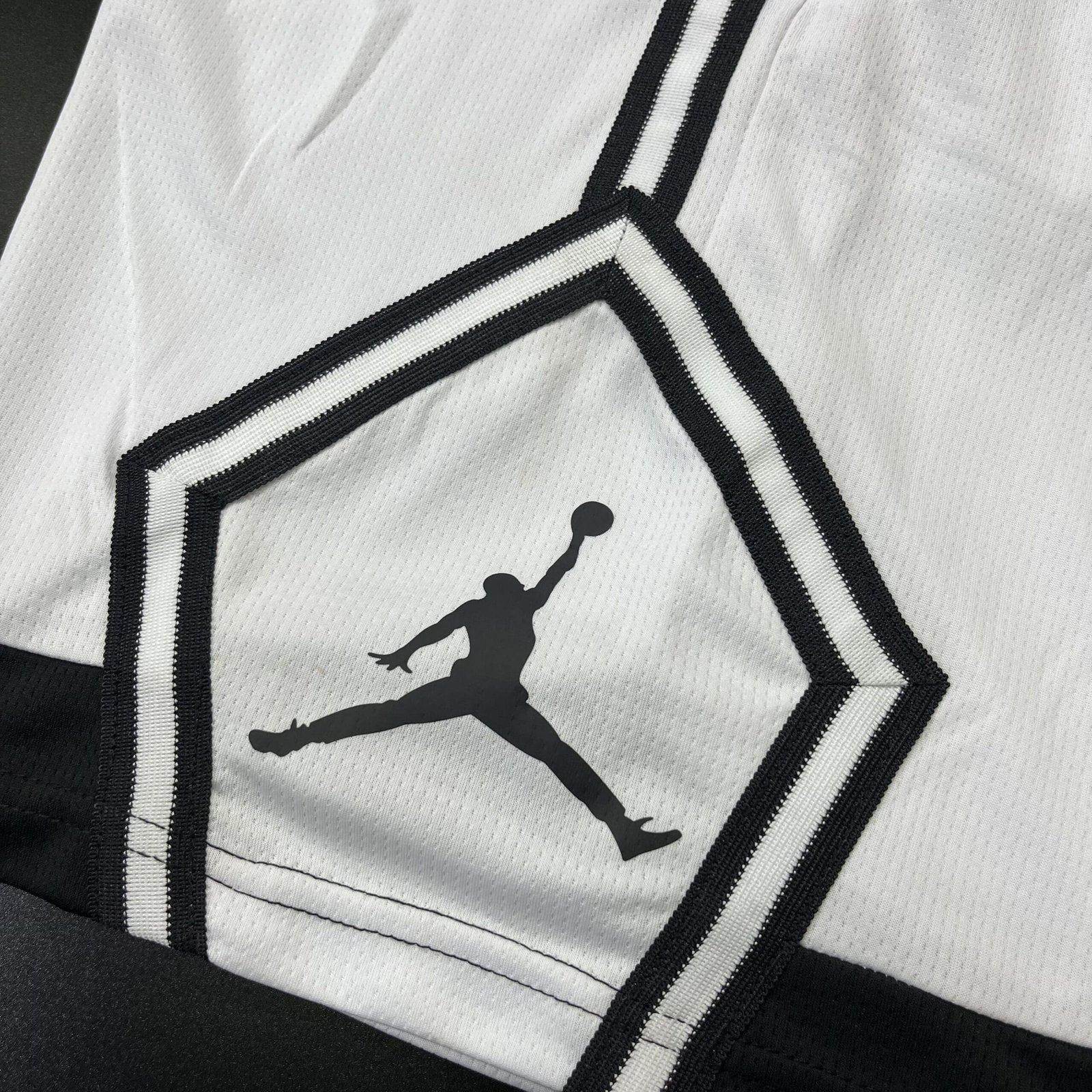 Bermudas Jordan Branca e Preta Masculina Dri-Fit Bermudas Jordan Branca e Preta Masculina Dri-Fit