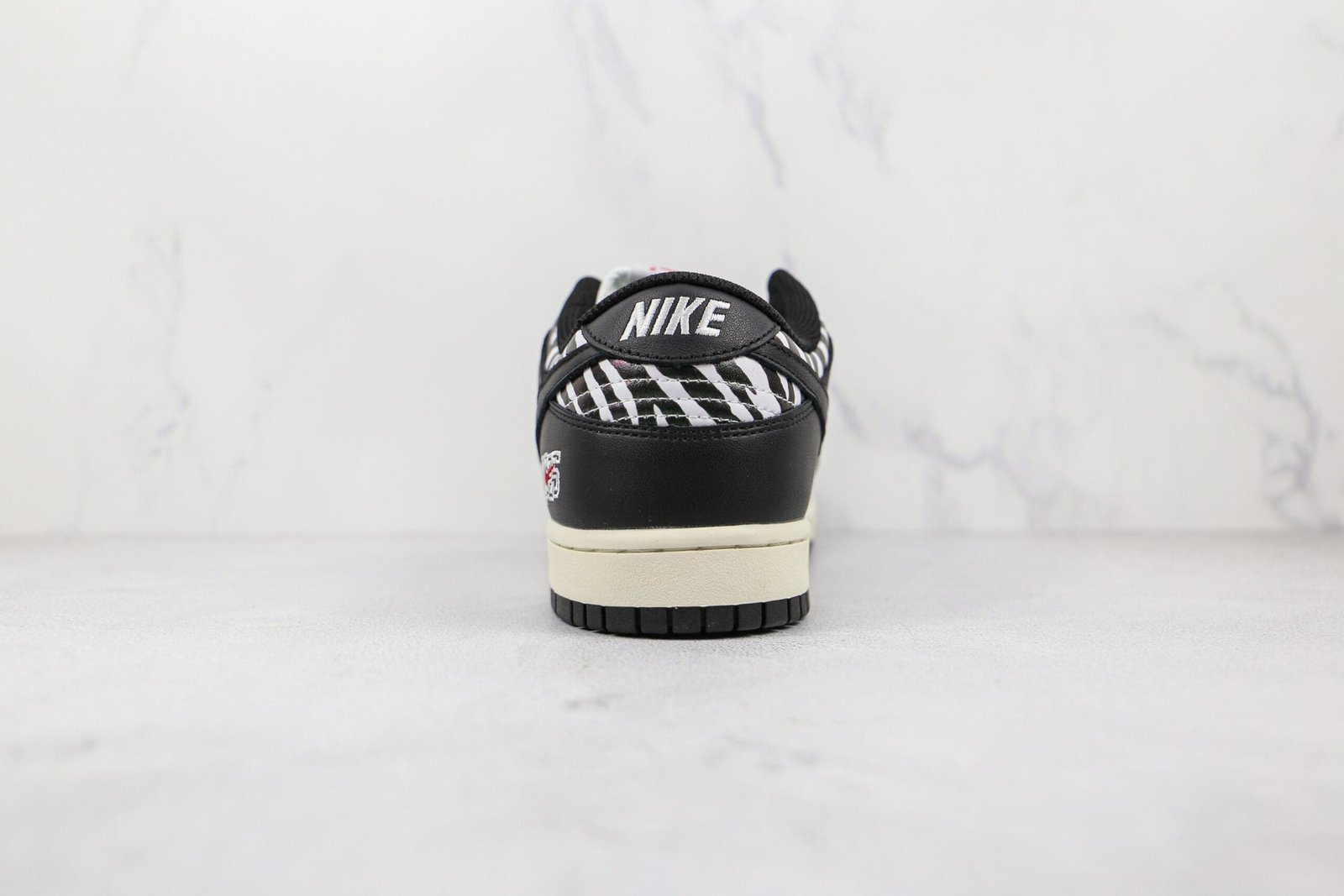 Nike SB Dunk Low Quartersnacks Zebra Nike SB Dunk Low Quartersnacks Zebra
