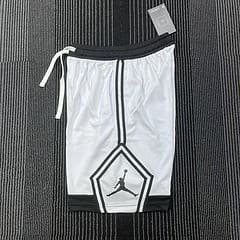 Bermudas Jordan Branca e Preta Masculina Dri-Fit Bermudas Jordan Branca e Preta Masculina Dri-Fit Bermudas Jordan Branca e Preta Masculina Dri-Fit