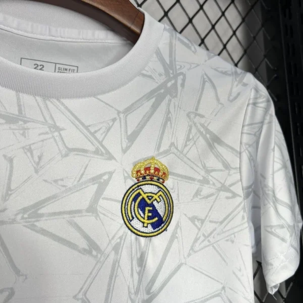 Kit de Uniforme Infantil do Real Madrid Pré-Jogo 2024-2025