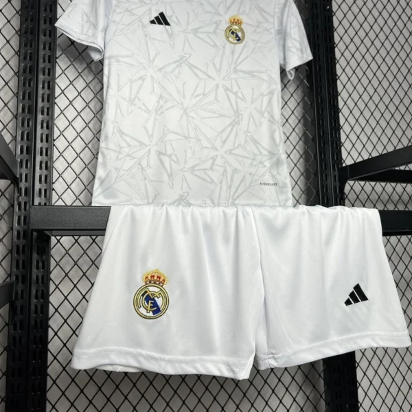 Kit de Uniforme Infantil do Real Madrid Pré-Jogo 2024-2025